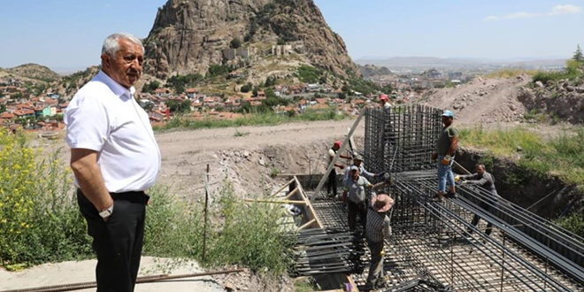Başkandan tepki çeken paylaşım: İşçiler çalışıyor, başkan elleri cebinde