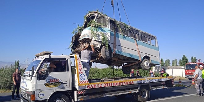 Tarım işçilerini taşıyan minibüs devrildi: 6 ölü 8 yaralı