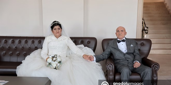 Eşiyle nikah tazeleyen depremzede kadın, gelinlik giyme hayaline 30 yıl sonra kavuştu