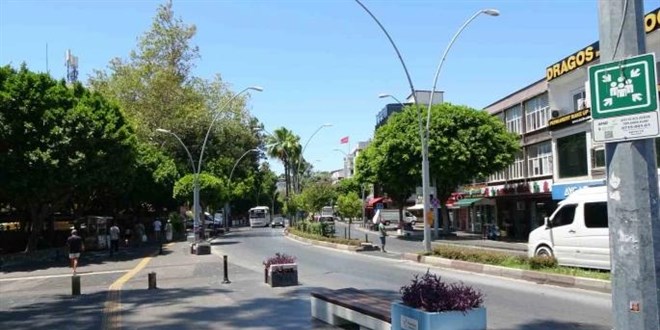 Çöl sıcakları 45 dereceye ulaştı, turizm merkezinde yaşayanlar eve kapandı