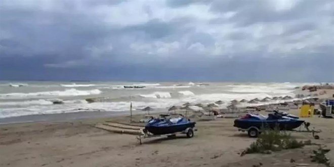 Kocaeli ve Sakarya'da olumsuz hava koullar nedeniyle denize girmek yasakland