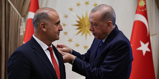 İYİ Partiden istifa eden İncirliova Belediye Başkanı AK Parti'ye geçti