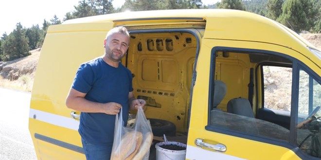 Ekmek parasını 7 köyün ekmeğini dağıtarak kazanıyor
