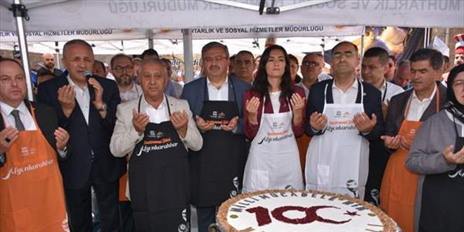 Afyonkarahisar'da 100 bin kap aşure dağıtıldı