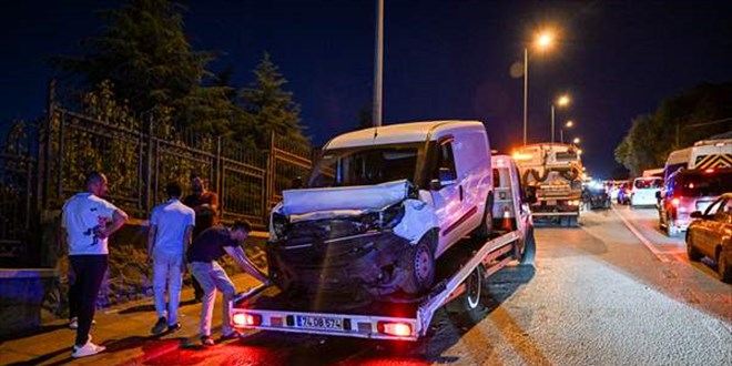 Ankara'da 10 aracın karıştığı zincirleme trafik kazasında 3 kişi yaralandı
