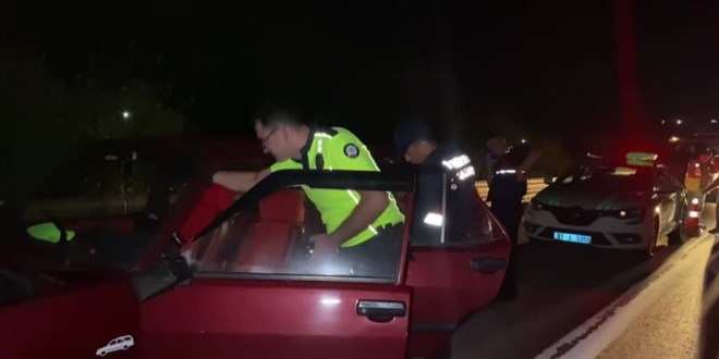 Bozulan araçlarını tamir eden aileye tır çarptı: 1 ölü, 3 yaralı