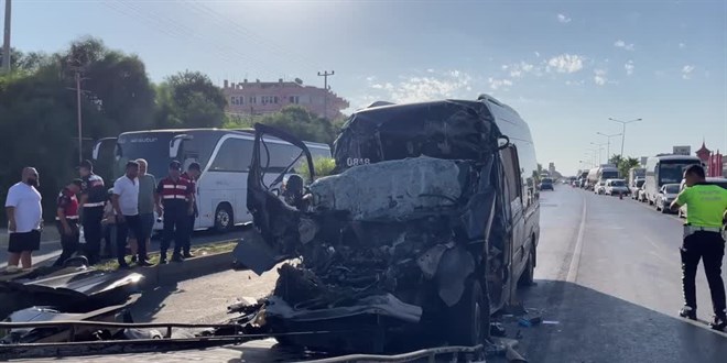 Tur minibüsünün tırla çarpışması sonucu 2 kişi öldü, 12 kişi yaralandı