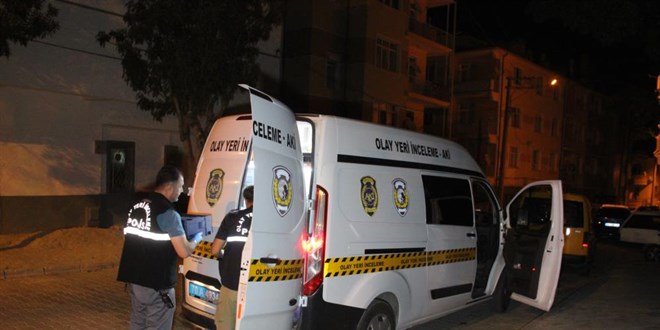 Uykudan uyandırılan genç, evinin kapısında öldürüldü