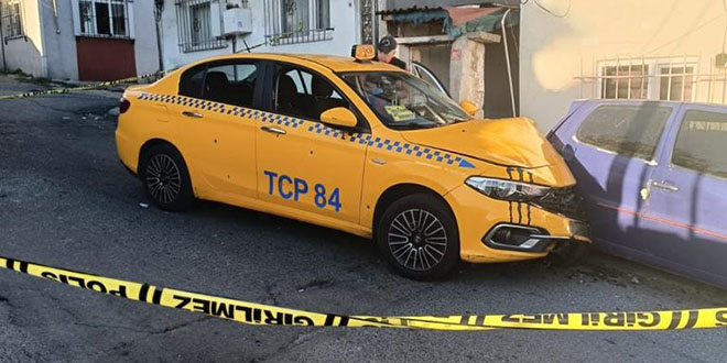 Taksideki yolculara ateş açıldı, şoför öldü