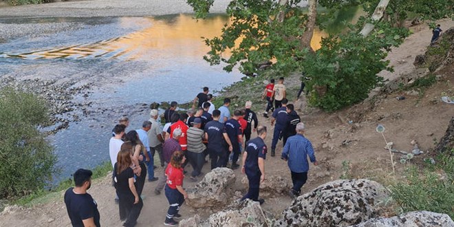 Serinlemek için girdiği Dicle Nehri'nde boğuldu