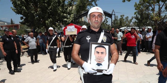 Zırhlı aracın devrilmesi sonucu şehit olan polis memuruna veda