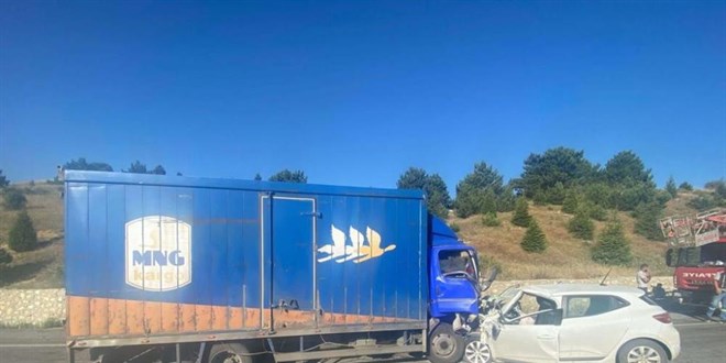 Kamyonetle otomobilin kafa kafaya çarpıştığı, kazada 23 yaşındaki genç öldü
