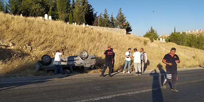 Şarampole devrilen otomobilin sürücüsü öldü, 2 kişi yaralandı