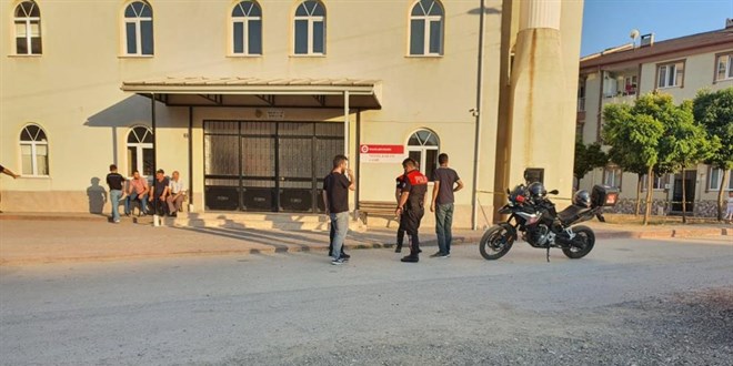 Telefonda tartıştığı arkadaşını cami önünde vurdu