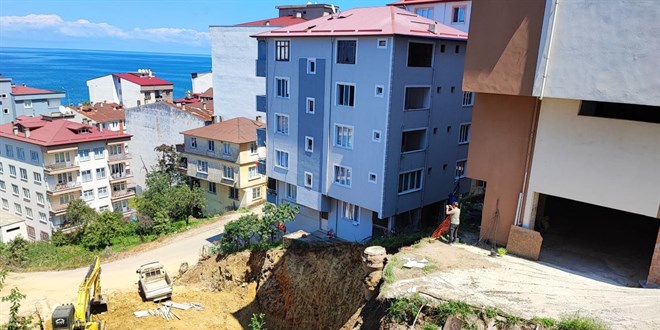 Giresun'da bahçe duvarı çöken 7 katlı bina boşaltıldı