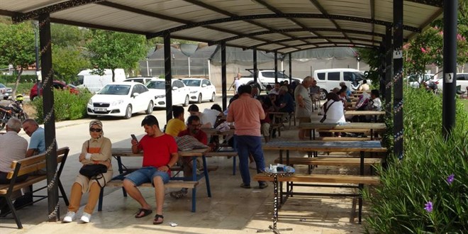 Öğretmen adayları içeride aileler dışarıda ter döktü