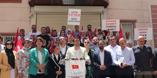 Diyarbakır'da 'Evlat Nöbeti Çadır Paneli' düzenlendi