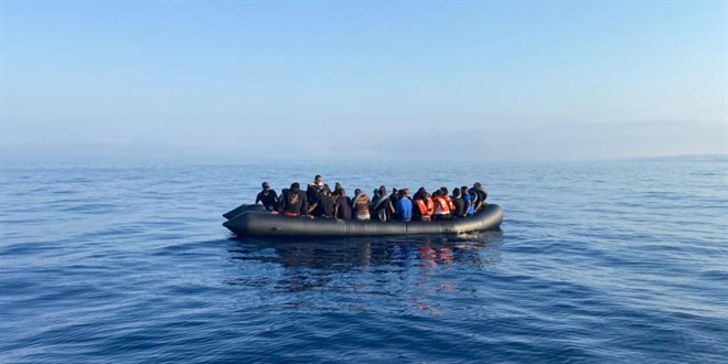 İzmir'de 105 düzensiz göçmen yakalandı, 35 düzensiz göçmen kurtarıldı