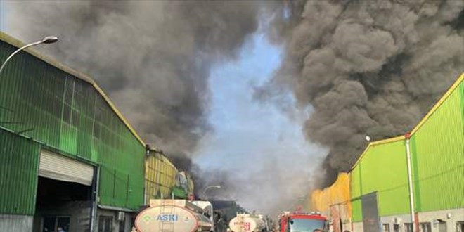 Adana'da geri dönüşüm tesisinde yangın çıktı