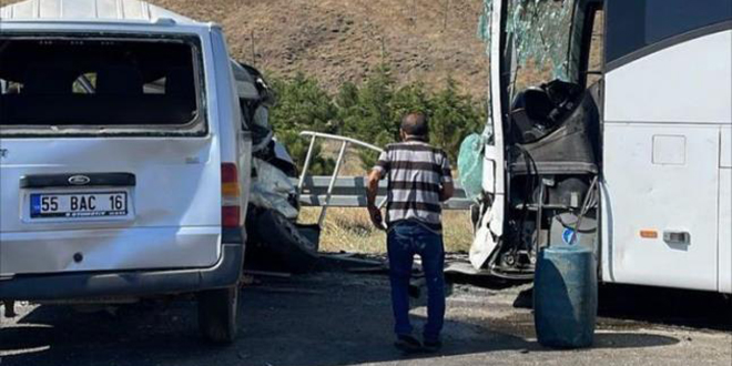 Niğde'de yolcu otobüsü minibüsle çarpıştı: 1 ölü, 7 yaralı
