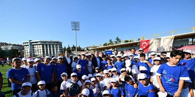 Bakan Bak, gençleri GSB Gençlik Merkezleri'ne davet etti