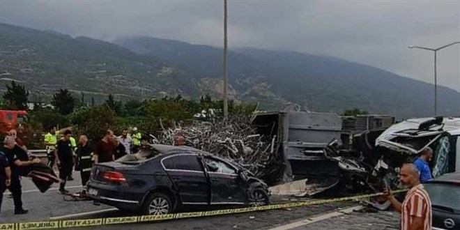 Karşı şeride geçen tır otomobile çarptı: 1 ölü, 2 yaralı