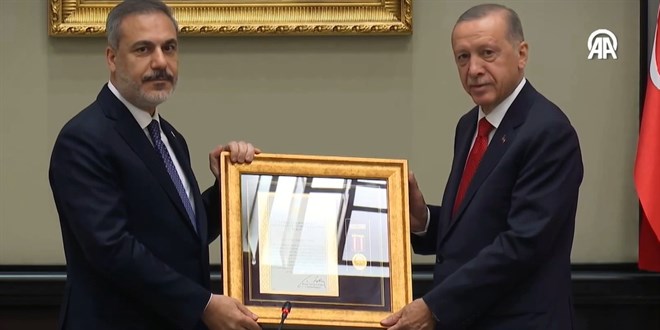 Erdoğan'dan Hakan Fidan'a 'üstün hizmet madalyası'
