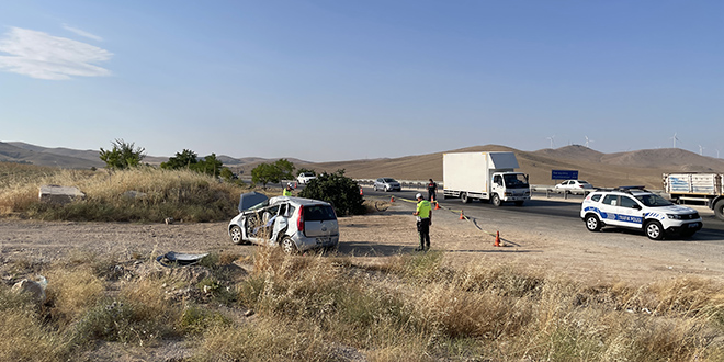 Ağaca çarpan otomobildeki 2 kişi öldü, bir kişi yaralandı