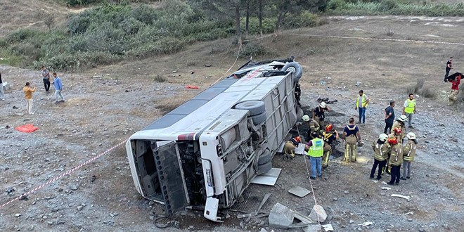 Kemerburgaz'da servis otobüsü köprüden düştü, 27 işçi yaralandı