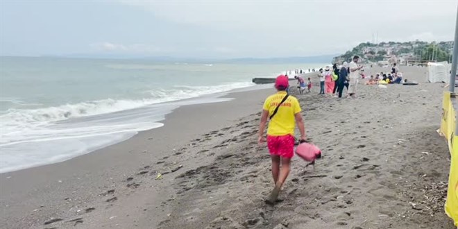 Düzce'nin Akçakoca sahilinde denize girmek yasaklandı