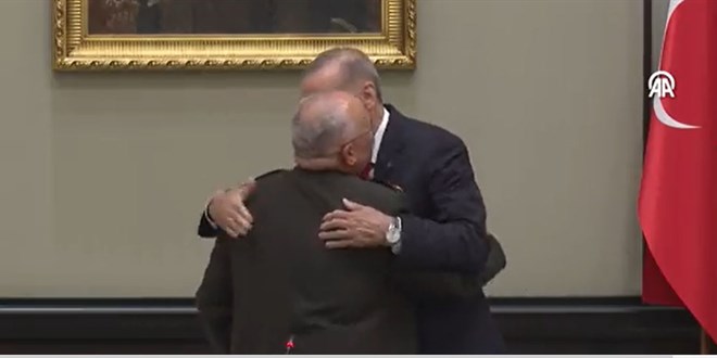 Kara Kuvvetleri Komutanı Erdoğan'a sarıldı