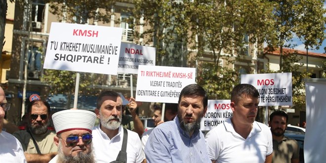Arnavutluk'ta FETÖ protestosu