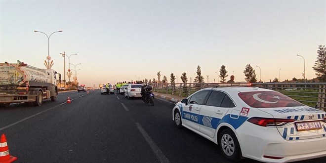 Kamyonete çarpan motosikletli yunus ekibindeki 2 polis yaralandı