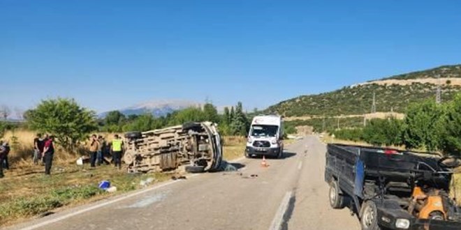 Isparta'da minibüs ile patpat çarpıştı: 1 ölü, 13 yaralı
