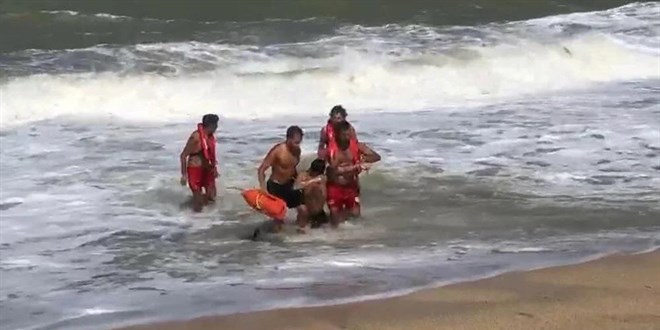 Arnavutköy'de yasağa rağmen denize girdiler: Boğulmaktan son anda kurtarıldı