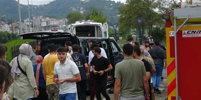 Trabzon'da turistleri taşıyan minibüs devrildi: 3'ü ağır 6 yaralı