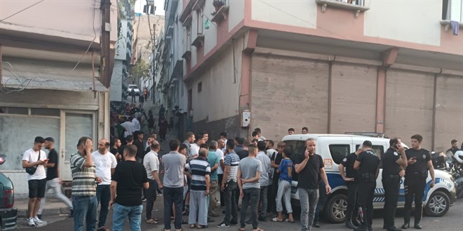 Mahalleli ile uyuşturucu satıcıları arasında kavga: 1 ölü, 4 yaralı