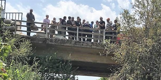 Aracın kasasında yolculuk eden tarım işçileri dereye düştü: 1 ölü, 3 yaralı