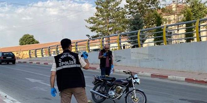 Karaman'da aydnlatma direine arpan motosikletteki 1 kii ld, 1 kii yaraland