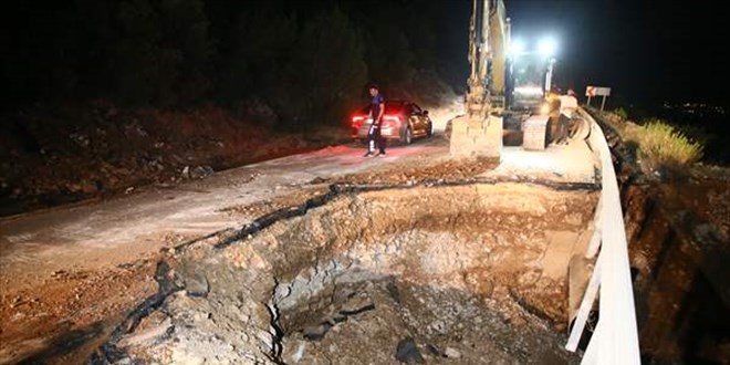 Bodrum'da içme suyu isale hattında meydana gelen patlama nedeniyle yol çöktü