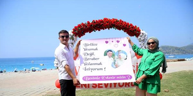 Evlilik teklifine 'evet' yanıtını gökyüzünde aldı