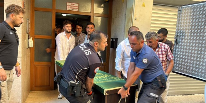 Evde tabancayla oynarken kazara arkadaşını vurdu