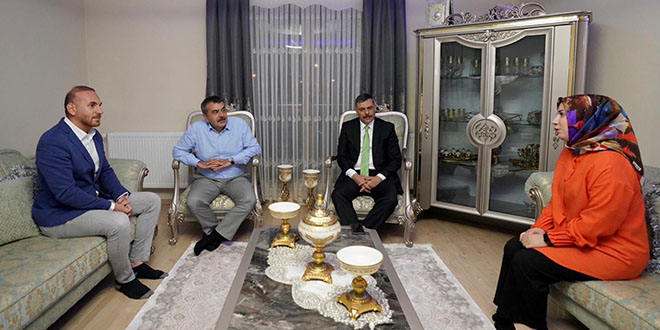 Bakan Tekin, sosyal medyadan çay davetinde bulunan öğretmen çifti ziyaret etti