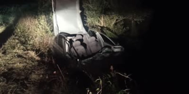 Kocaeli'de devrilen otomobildeki karı koca ağır yaralandı