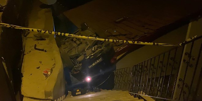 Silahlı saldırıya uğradı, kaçmaya çalışırken aracıyla evin çatısına uçtu