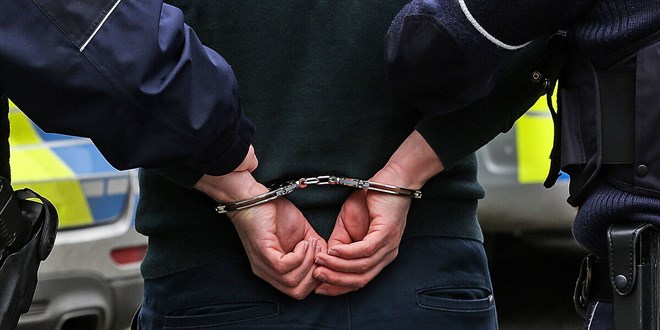 Midesinde ve bağırsağında uyuşturucu bulunan zanlı tutuklandı