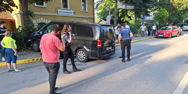 Freni boşalan tur minibüsü ağaca çarptı; 5'i turist 6 yaralı