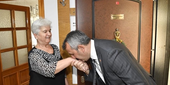 Edirne Valiliğine atanan Sezer, ilk ziyaretini şehit ailesine yaptı