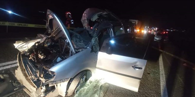 Şanlıurfa'da hafif ticari aracın traktöre çarpması sonucu 1 kişi öldü, 3 kişi yaralandı
