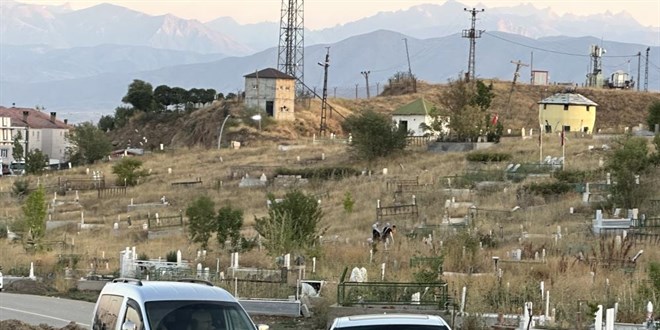 Yüksekova'da mezarlıkta yer kalmadı, mezarlar yola taştı